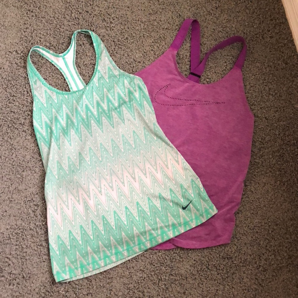 Bundle of two Nike tanks
